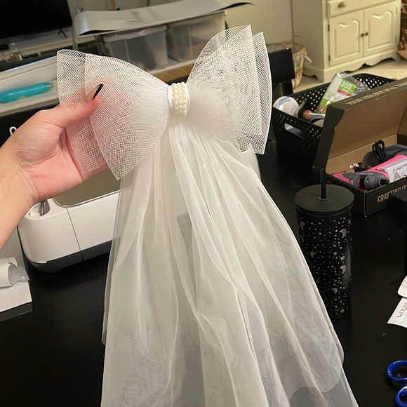 Short Bow Veil with Comb to Secure, Etsy - Picture 4 of 4